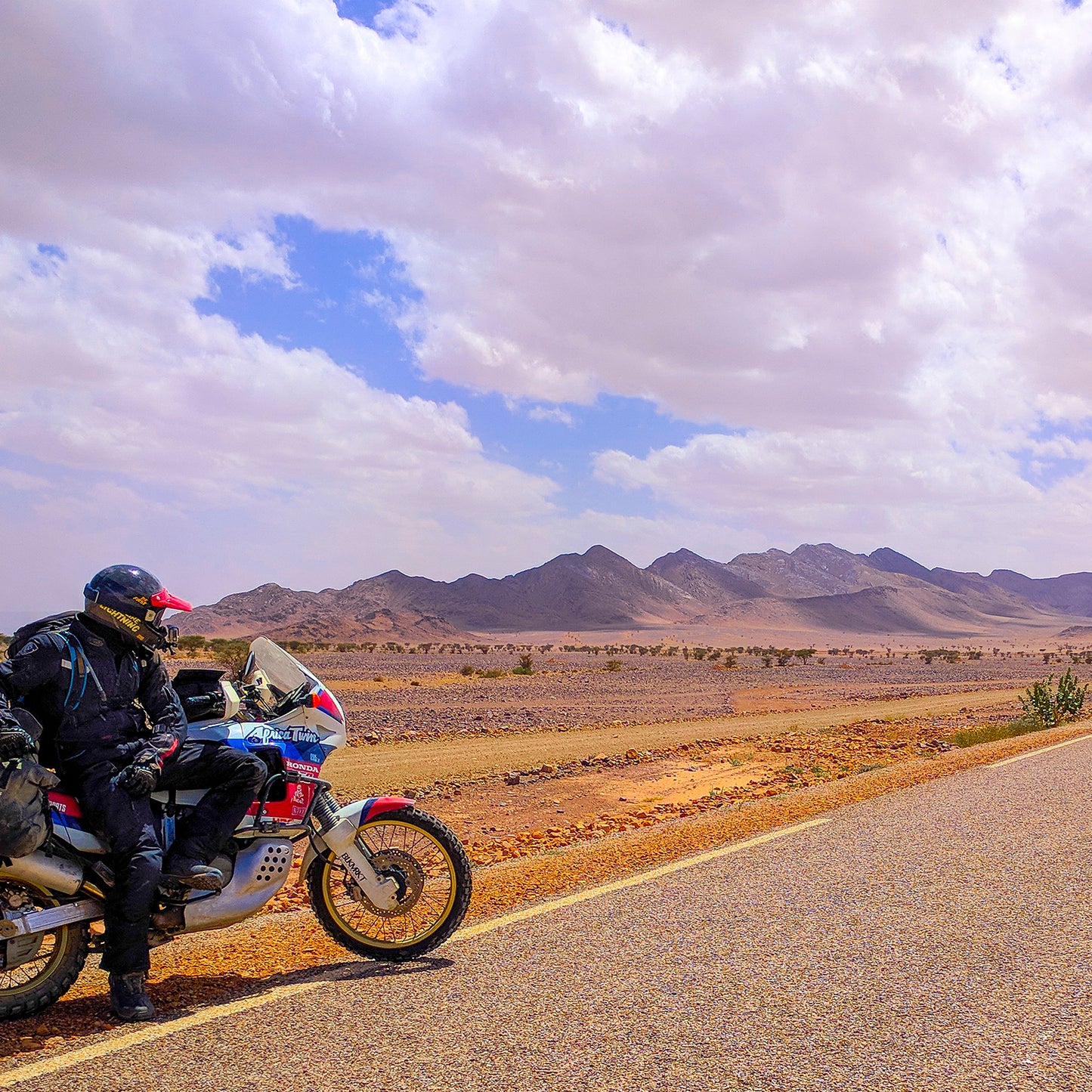 Poster Maroc: Africa Twin Montagnes Rouge